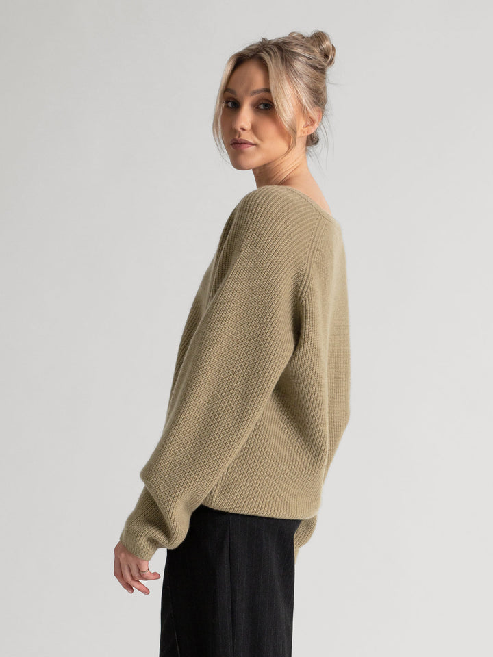  Ribbestrikket kashmirgenser med V-hals, "Maya" i fargen Olive. Norsk design i 100% kasjmirull fra Kashmina.