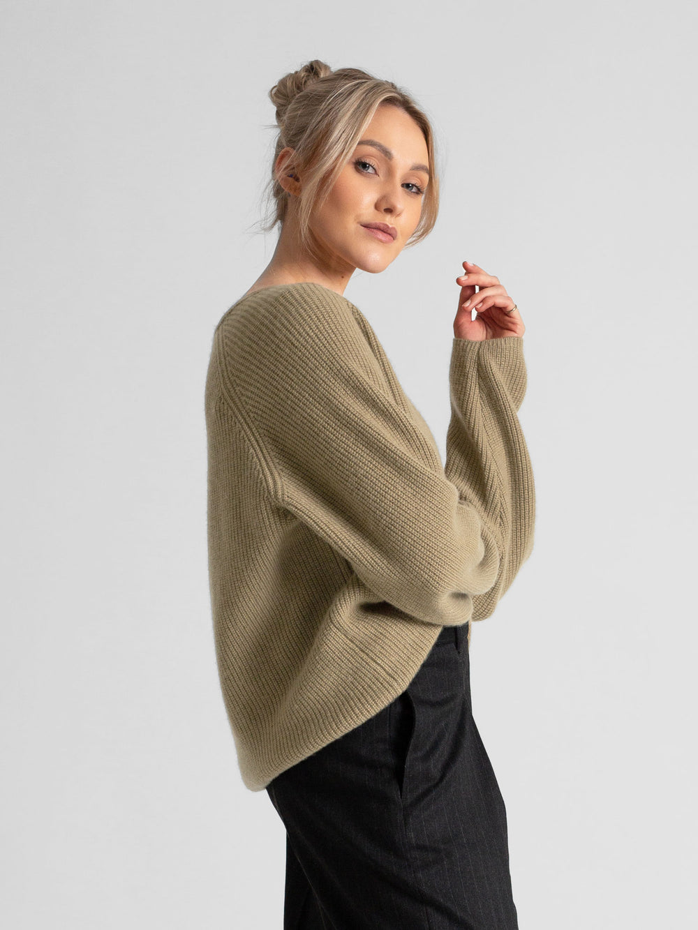  Ribbestrikket kashmirgenser med V-hals, "Maya" i fargen Olive.