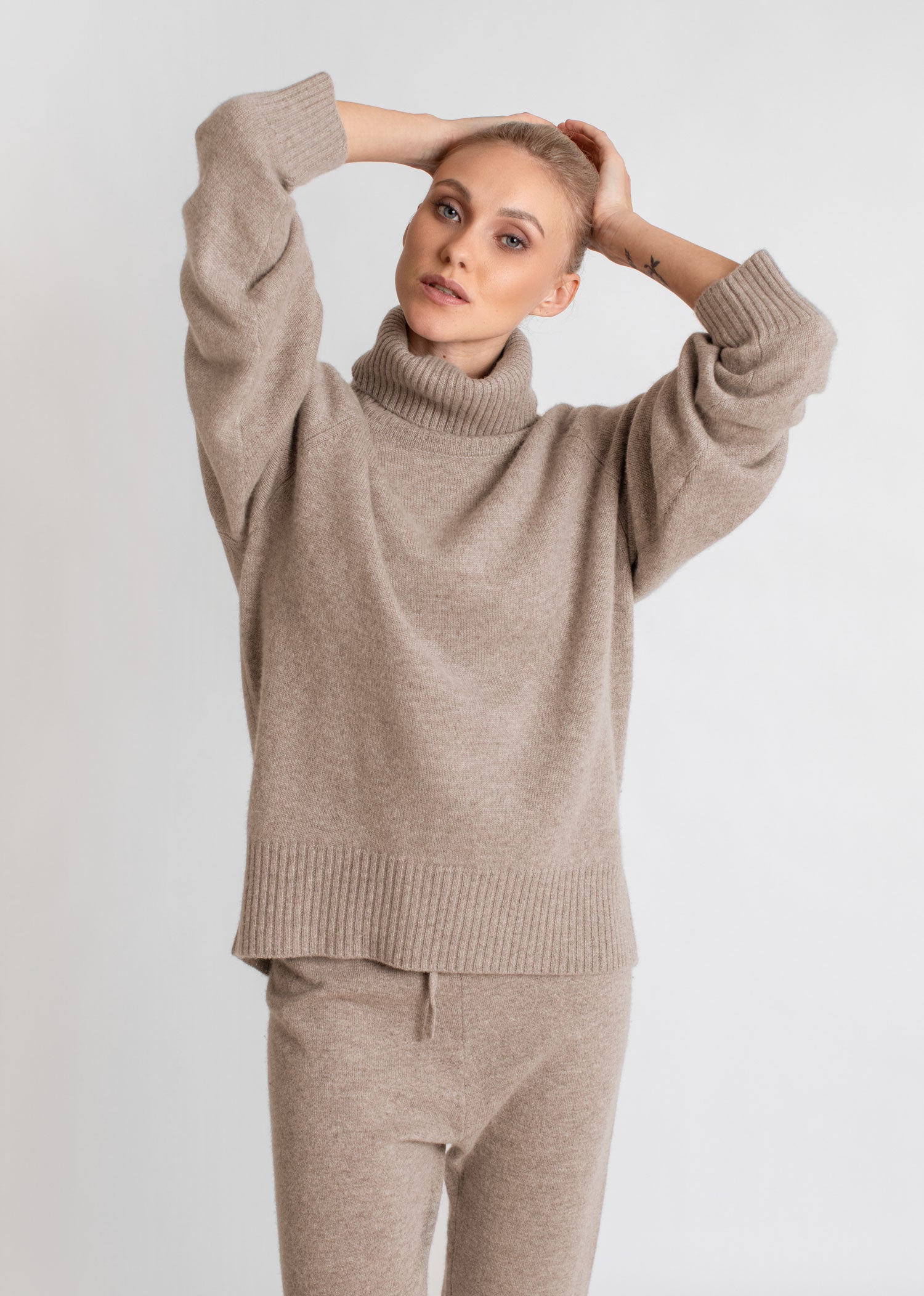 Høyhalset kashmirgenser "milano" 100% ren kashmir. Norsk design fra Kashmina. Farge: Toast.