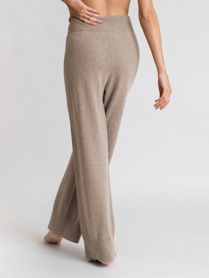 Kashmirbukse "Lux Pants" i 100% ren kasjmir. Farge: Toast. Norsk design fra Kashmina. Naturfiber, klør ikke, myk og varm.