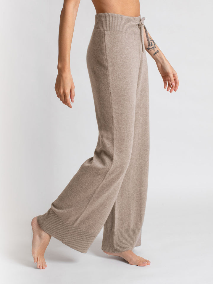 Kashmirbukse "Lux Pants" i 100% ren kasjmir. Farge: Toast. Norsk design fra Kashmina. Naturfiber, klør ikke, myk og varm.