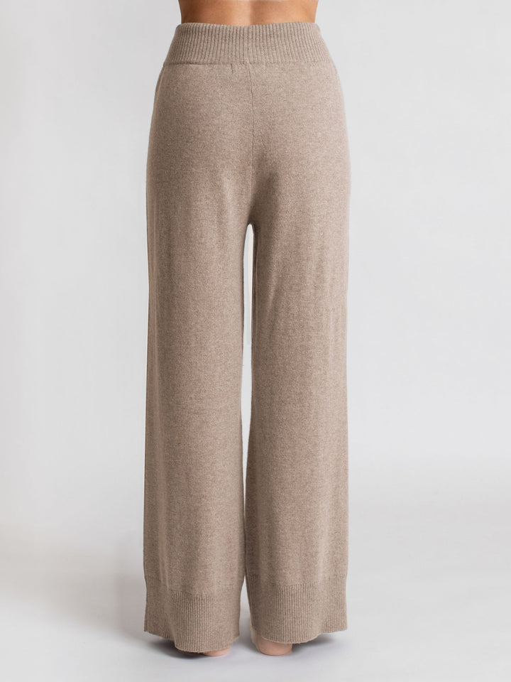 Kashmirbukse "Lux Pants" i 100% ren kasjmir. Farge: Toast. Norsk design fra Kashmina. Naturfiber, klør ikke, myk og varm.