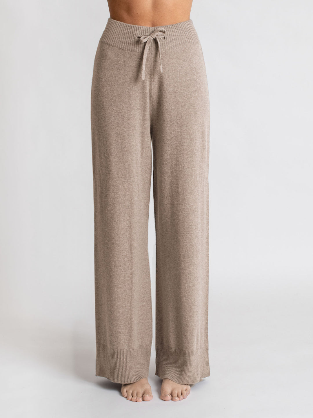 Kashmirbukse "Lux Pants" i 100% ren kasjmir. Farge: Toast. Norsk design fra Kashmina. Naturfiber, klør ikke, myk og varm.