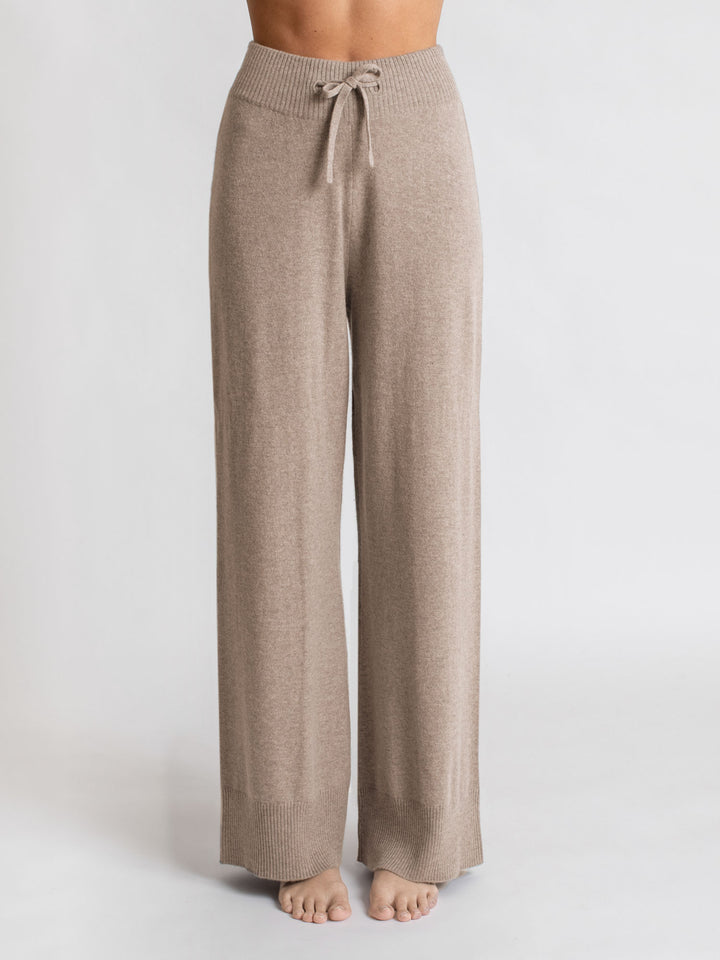 Kashmirbukse "Lux Pants" i 100% ren kasjmir. Farge: Toast. Norsk design fra Kashmina. Naturfiber, klør ikke, myk og varm.