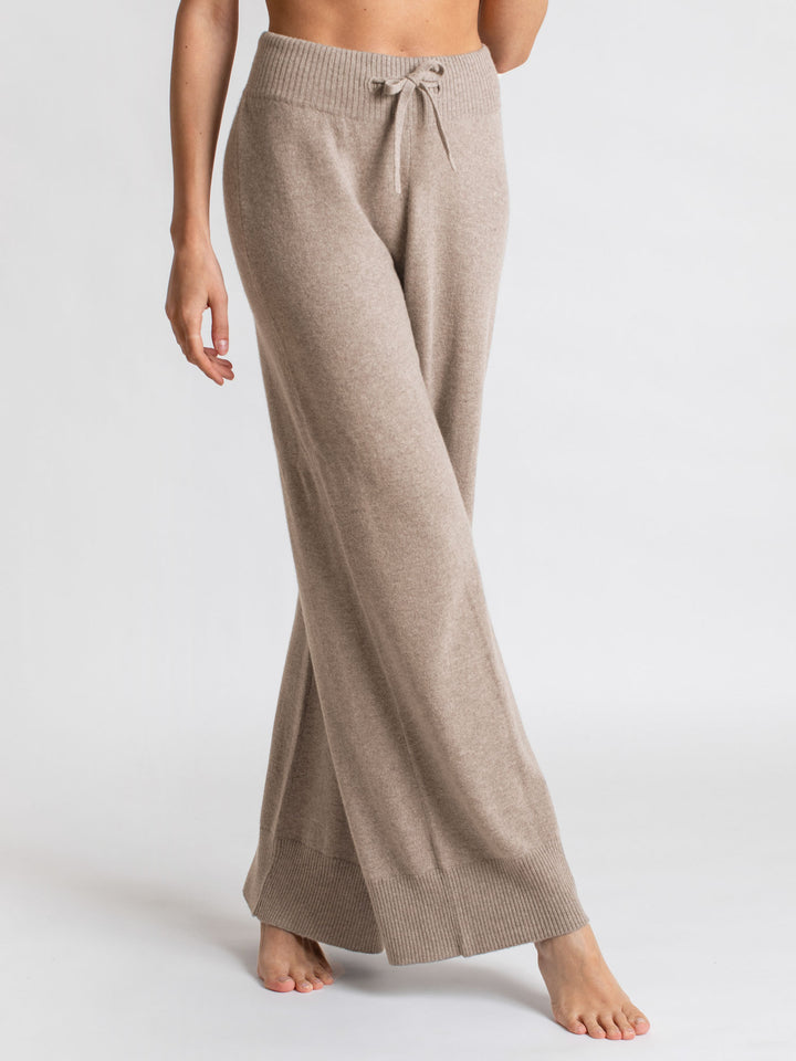 Kashmirbukse "Lux Pants" i 100% ren kasjmir. Farge: Toast. Norsk design fra Kashmina. Naturfiber, klør ikke, myk og varm.