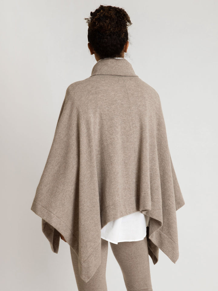 Poncho i 100% kashmir. Høyhalset i farge toast (melert brun/beige)