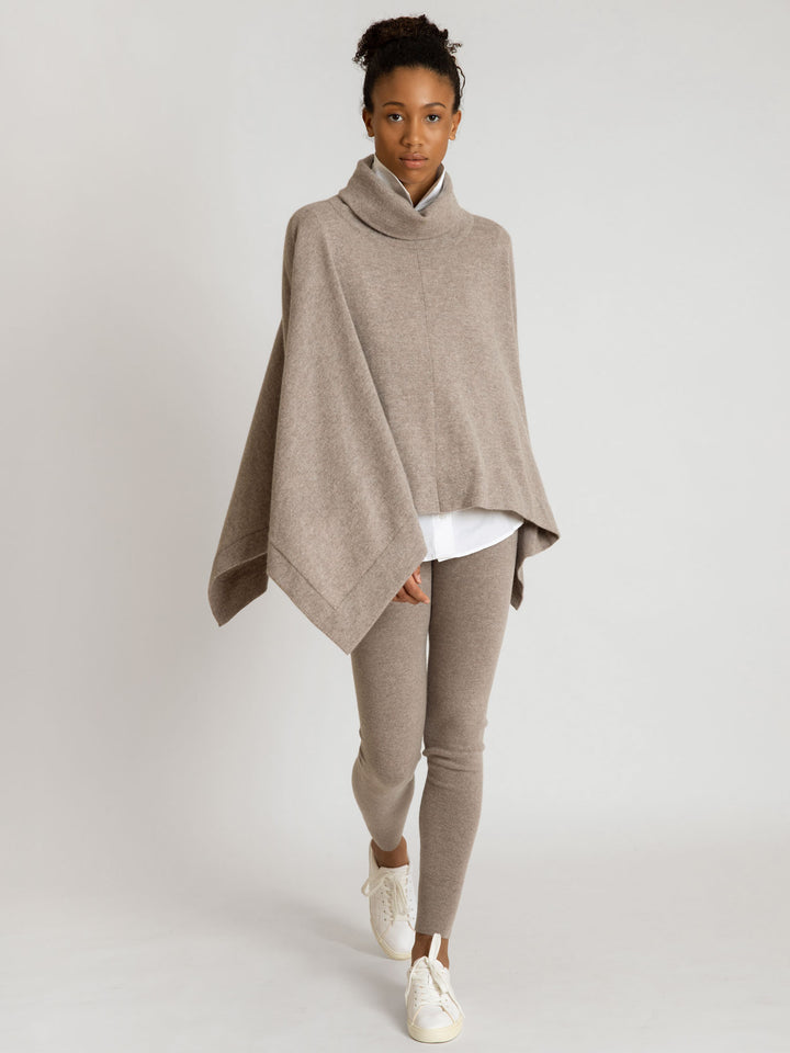 Poncho i 100% kashmir. Høyhalset i farge toast (melert brun/beige)