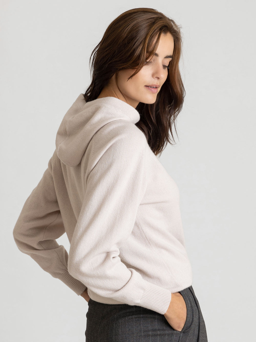 Hettegenser i 100% kasjmir. Hoodie perlemorfarget.
